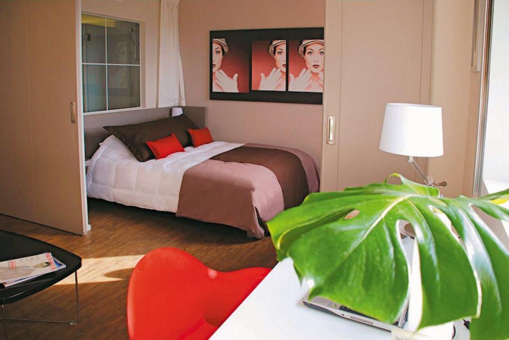 Standing Hotel Suites By Actisource Roissy-en-France Room photo