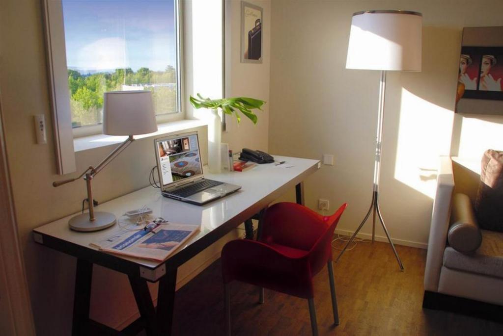 Standing Hotel Suites By Actisource Roissy-en-France Room photo